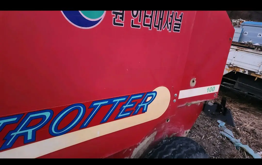 트랙터 원인터네셔널 중형 원형 베일러 베일르 배일러 와 랩핑기 래핑기 이미지