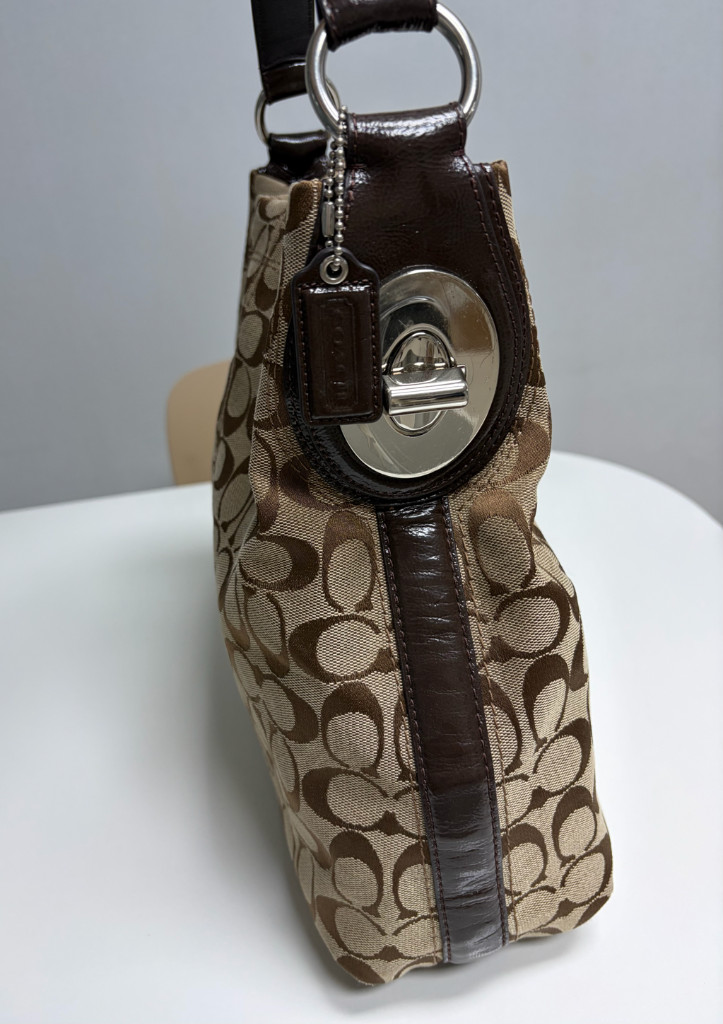 코치 시그니처 숄더백 브라운 이미지