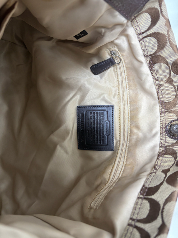 코치 시그니처 숄더백 브라운 이미지