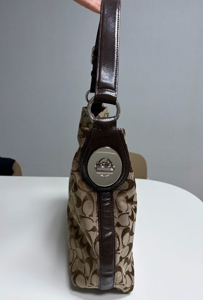 코치 시그니처 숄더백 브라운 이미지