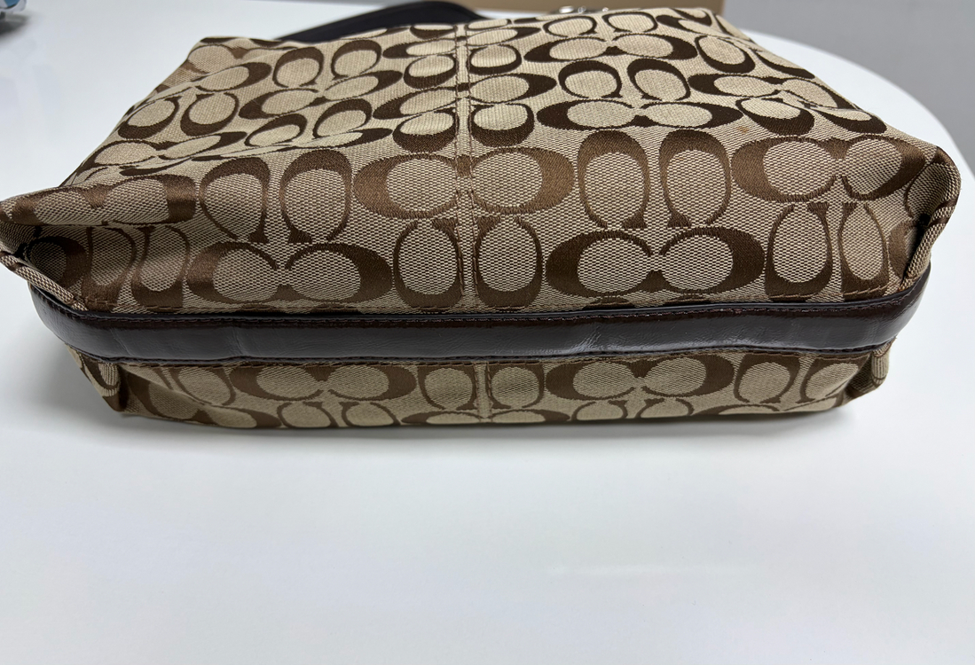 코치 시그니처 숄더백 브라운 이미지