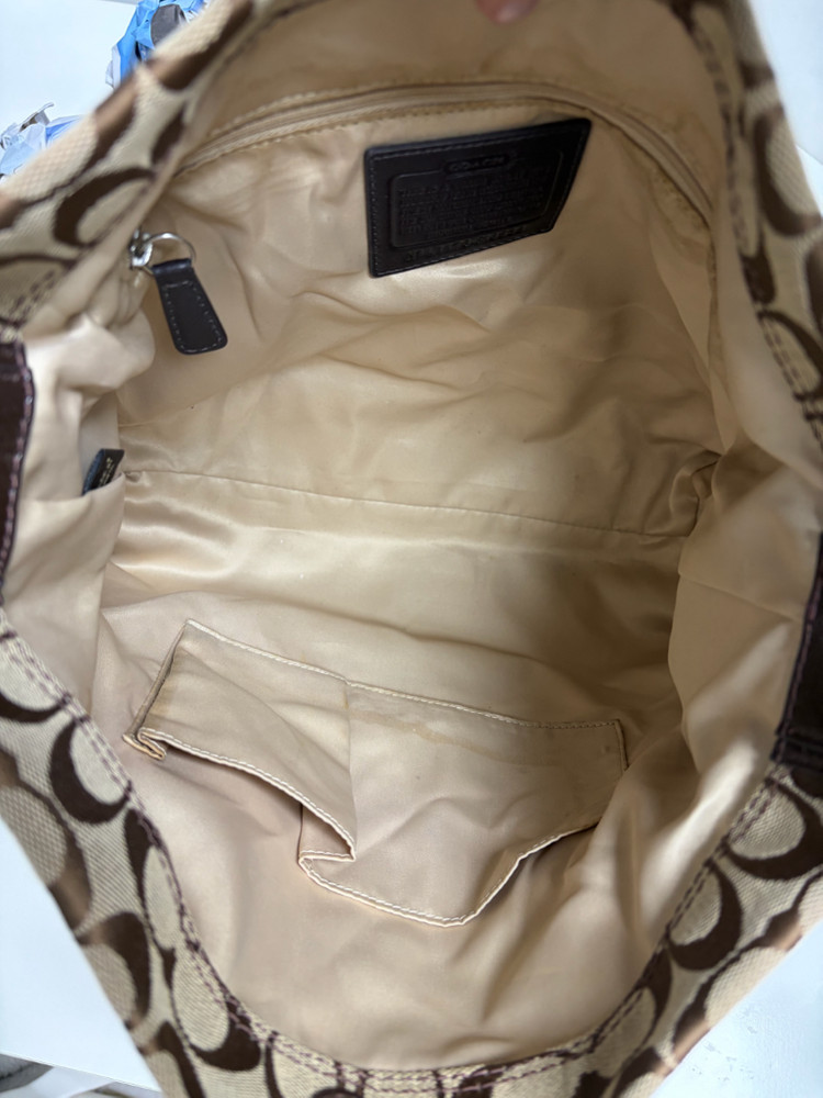 코치 시그니처 숄더백 브라운 이미지