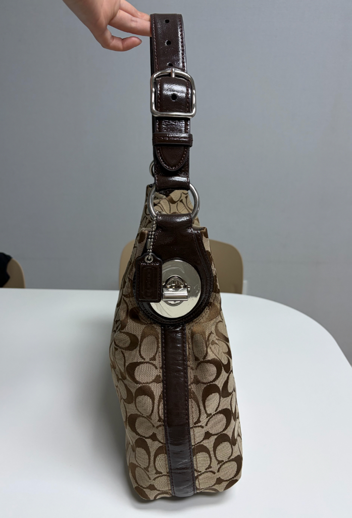 코치 시그니처 숄더백 브라운 이미지