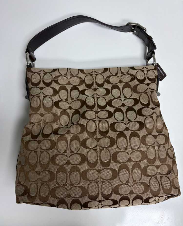 코치 시그니처 숄더백 브라운 이미지