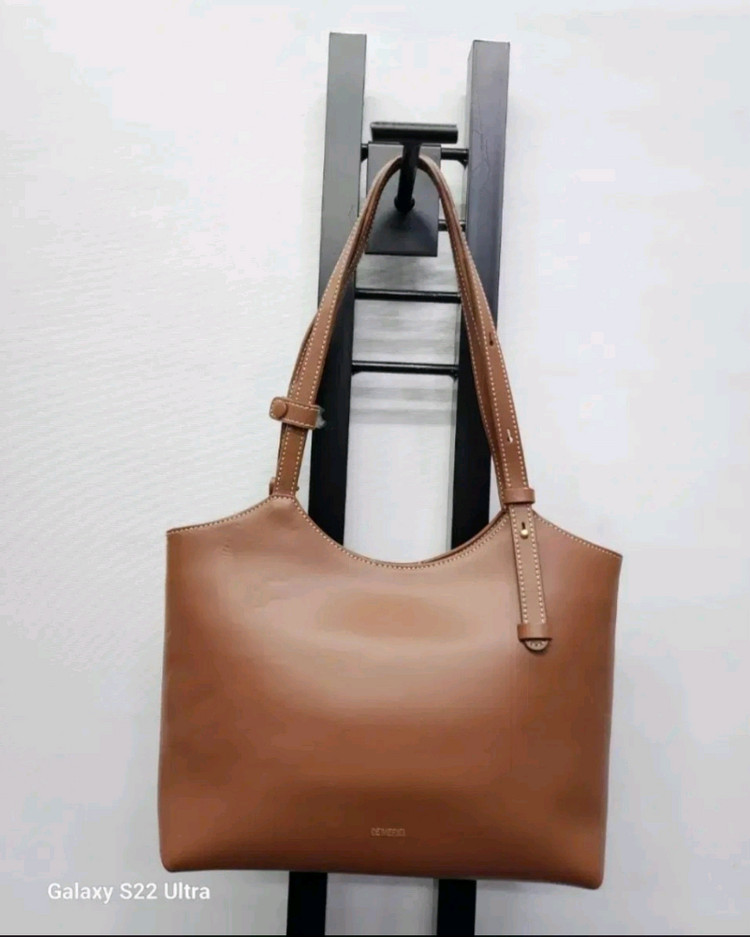 드메리얼90Veneta Tan Brown소가죽토트백 이미지