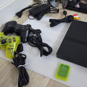 중고 sony PS2 SCPH-79005 블랙, 듀얼쇼크2 조이패드 2개, 게임 6개 팝니다. 이미지