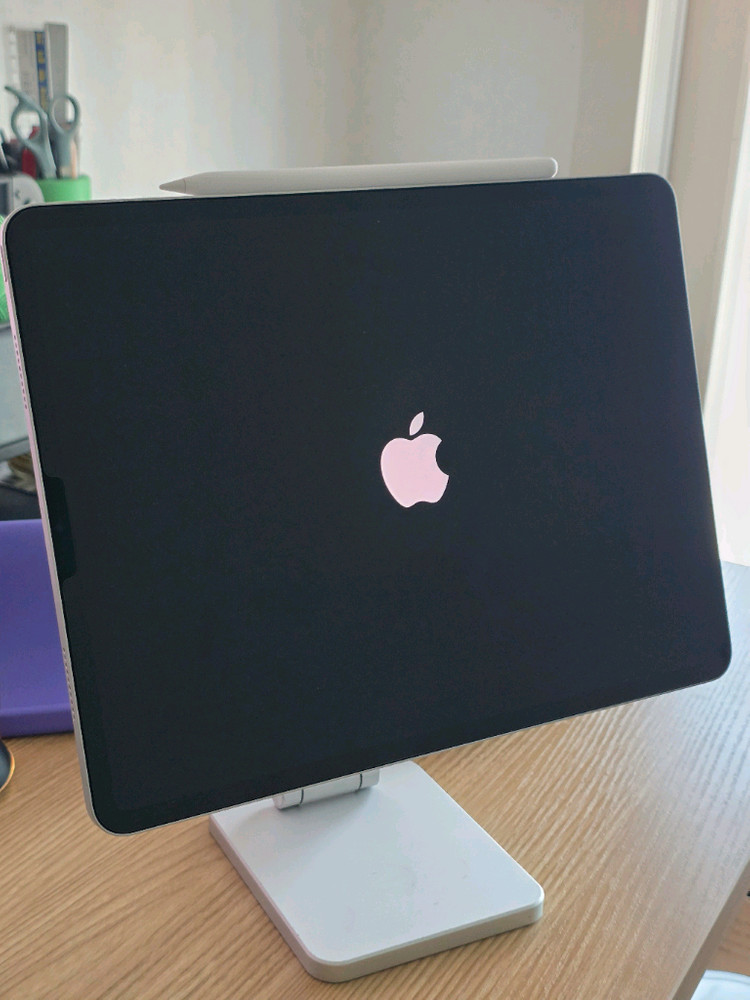 아이패드 프로 12.9 (6세대) + 애플펜슬 2세대 + 스마트 폴리오 케이스 + 거치대 이미지