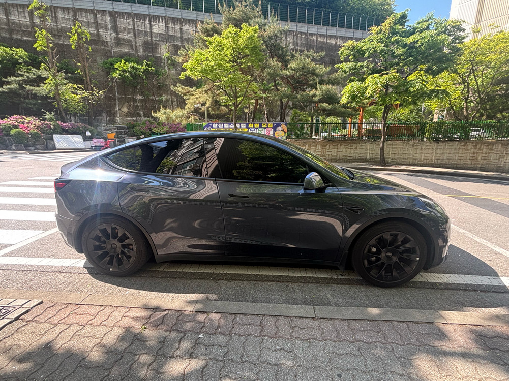 2021년 테슬라 모델Y 스탠다드 20인치 55,000km 팝니다.(서울) 이미지