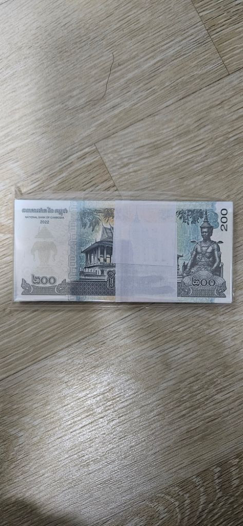 2022년 캄보디아 200리엘 100장 다발 7다발 이미지