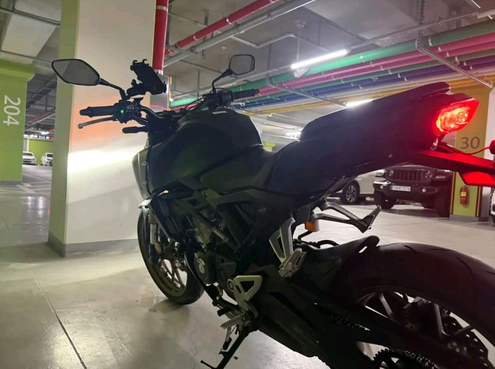 혼다 CB125R 22년식 짧은키로수 판매합니다 이미지