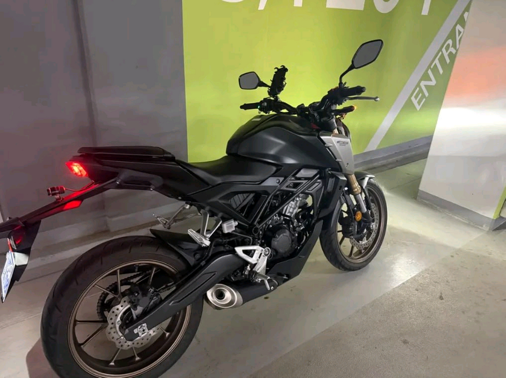 혼다 CB125R 22년식 짧은키로수 판매합니다 이미지