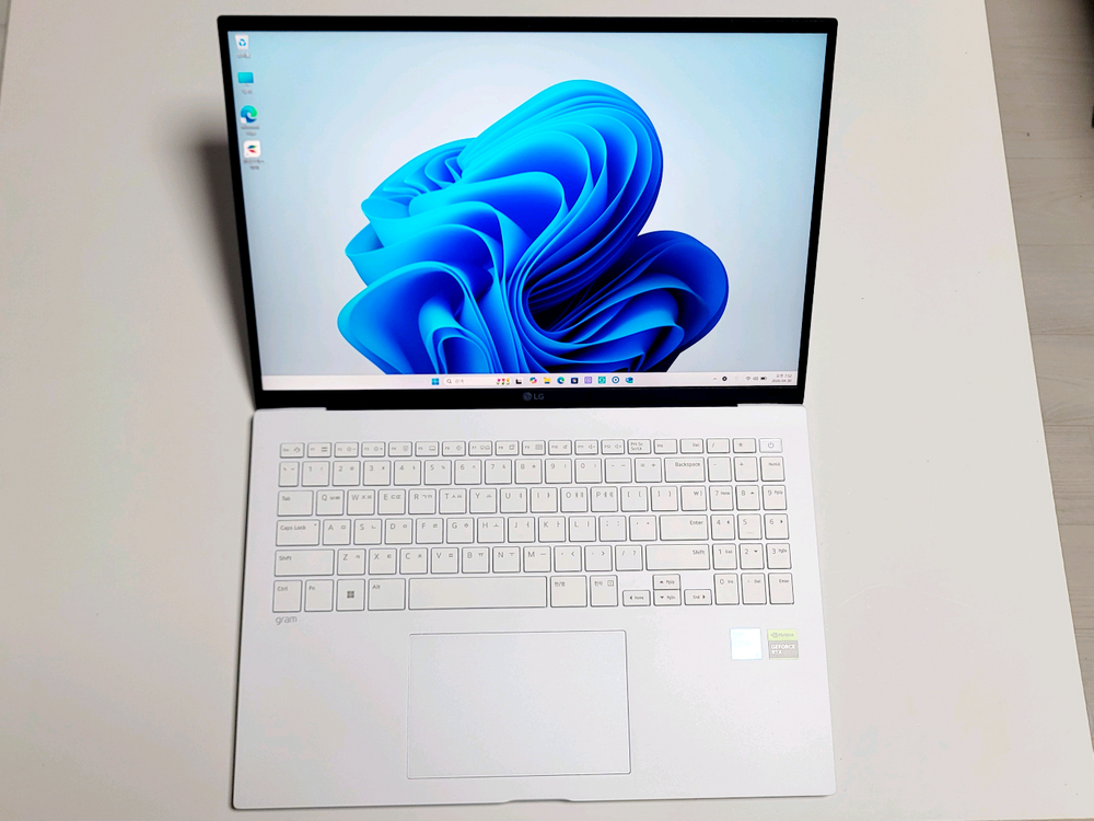 LG 그램 16ZD90Q 외장그래픽 깨끗한 노트북 이미지