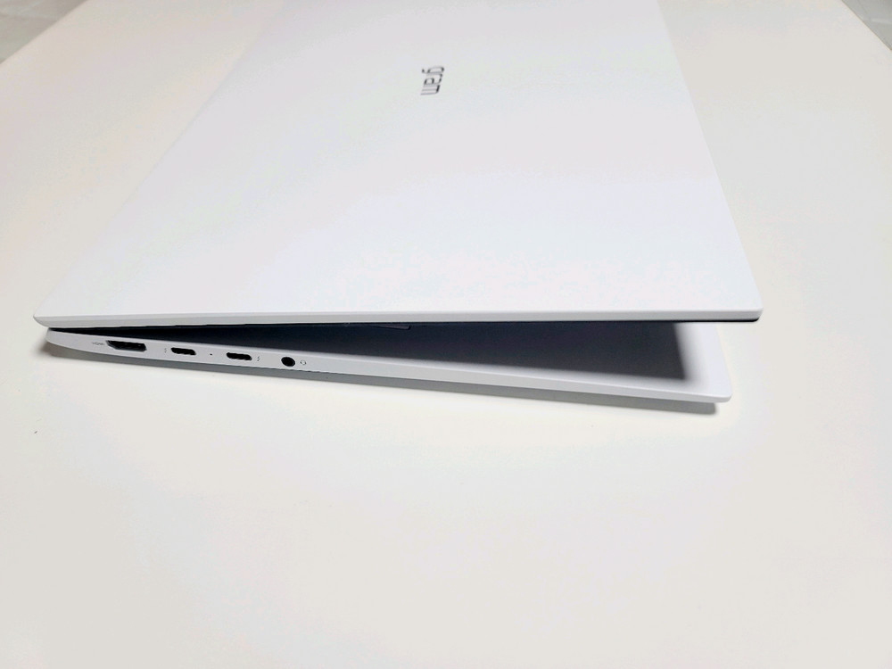 LG 그램 16ZD90Q 외장그래픽 깨끗한 노트북 이미지