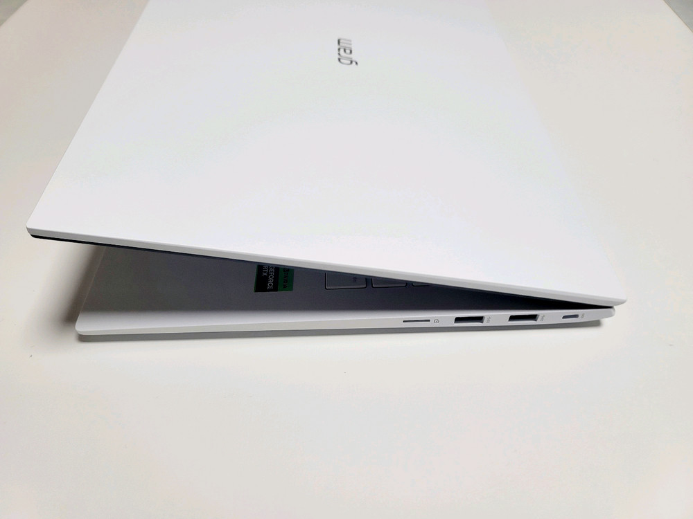 LG 그램 16ZD90Q 외장그래픽 깨끗한 노트북 이미지