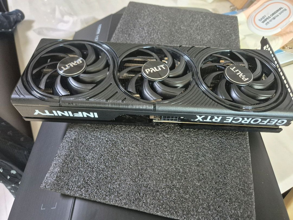 RTX 5060 Ti 그래픽카드 이미지