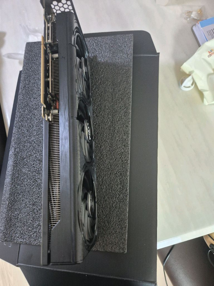 RTX 5060 Ti 그래픽카드 이미지