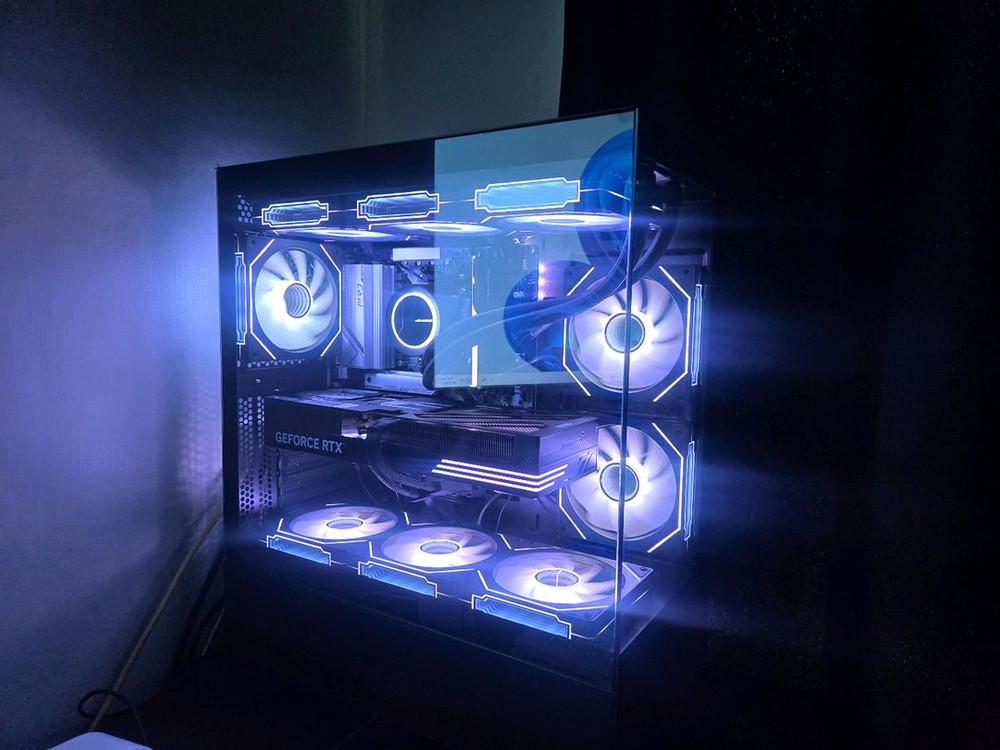 라이젠 7 7800X3D RTX 5070 32G 1TB 게이밍 컴퓨터 본체 이미지
