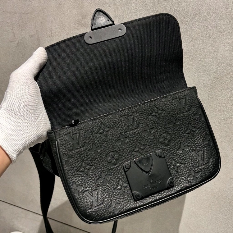 루이비통 토뤼옹 S락 슬링백 이미지