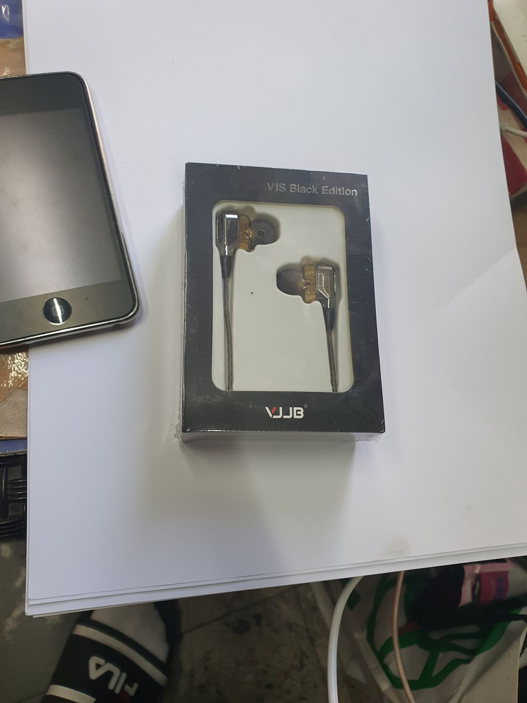 아이팟 터치 3세대 32기가와 VJJB V1S GOLD EDITION 이어폰 명품 이미지
