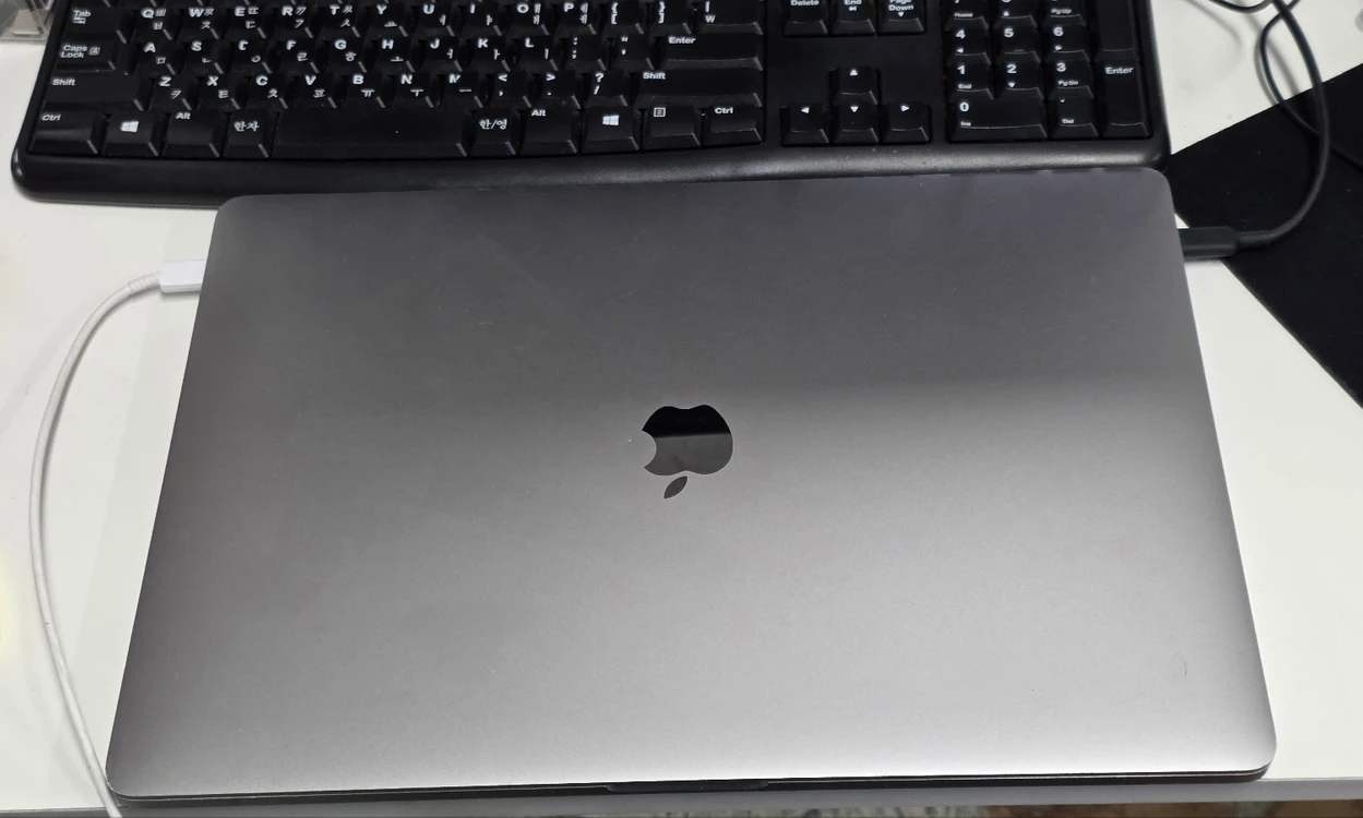 2019맥북프로16 i7 512GB 16GB 그레이 액정불량 크렘쉘모드 - 안심되는 중고거래