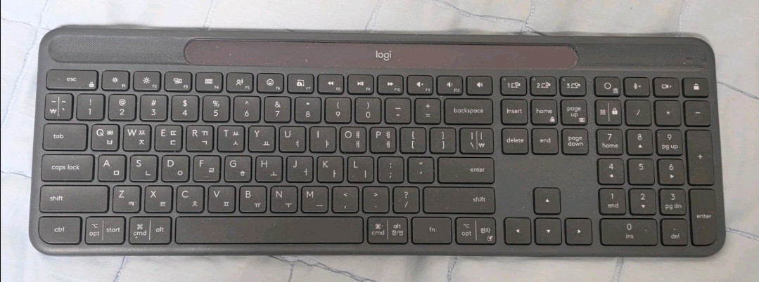 로지텍 시그니처 슬림 솔라+ K980 키보드 이미지