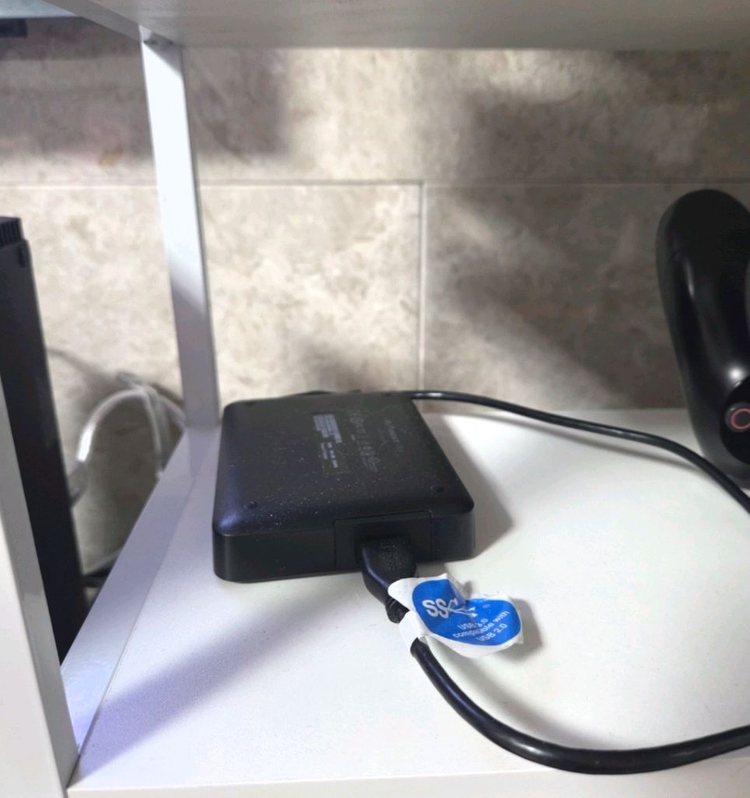 PS3 본체 + 2TB 외장하드 + 패드 2개 이미지