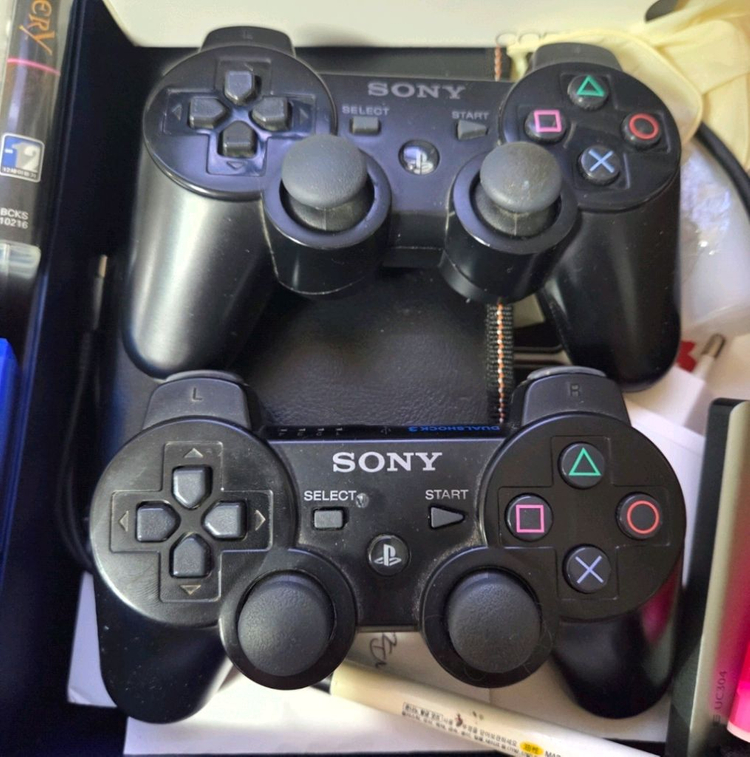 PS3 본체 + 2TB 외장하드 + 패드 2개 이미지