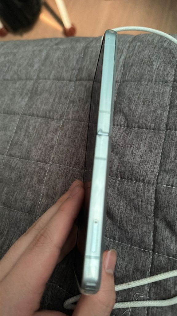 폴더블 스마트폰 256GB 이미지