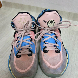 나이키 카이리 8 발렌타인 이미지
