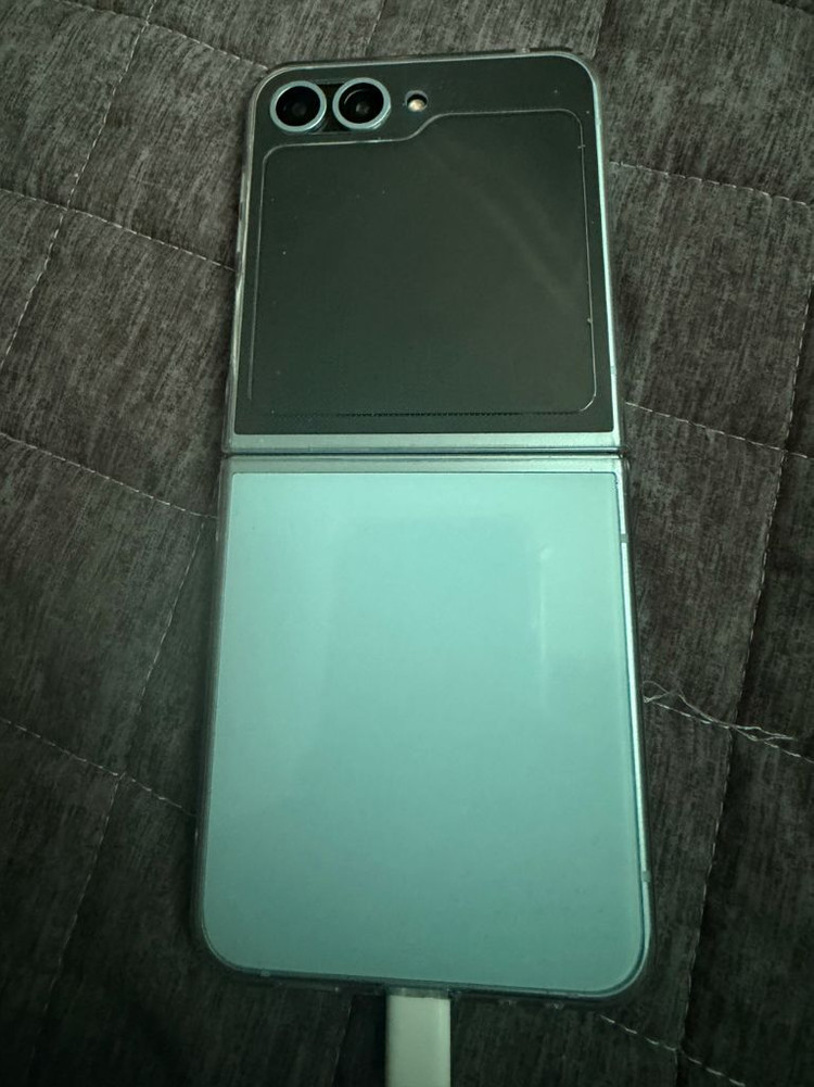 폴더블 스마트폰 256GB 이미지