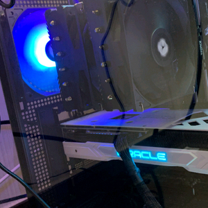 이엠텍 RTX 4070 SUPER 화이트 그래픽카드 이미지
