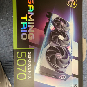 RTX 5070 Gaming Trio 그래픽카드 이미지