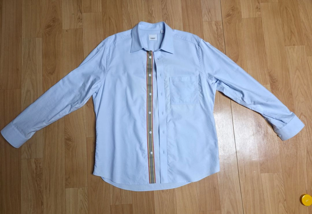 [새상품급] 버버리 CLAVERDON 로고 자수 코튼 셔츠 L (PALE BLUE) 구성품 포함 이미지