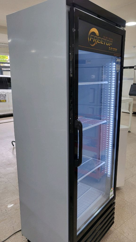 FREETOP 블랙 에디션 냉장 쇼케이스 블랙 색상으로 고급스러운 느낌을 줍니다 2025년식 이미지