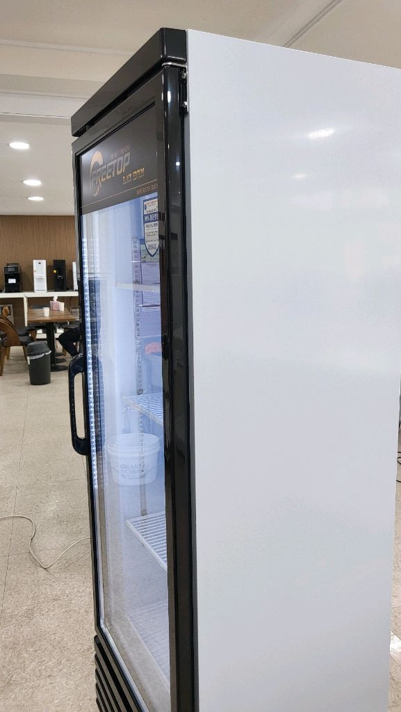 FREETOP 블랙 에디션 냉장 쇼케이스 블랙 색상으로 고급스러운 느낌을 줍니다 2025년식 이미지