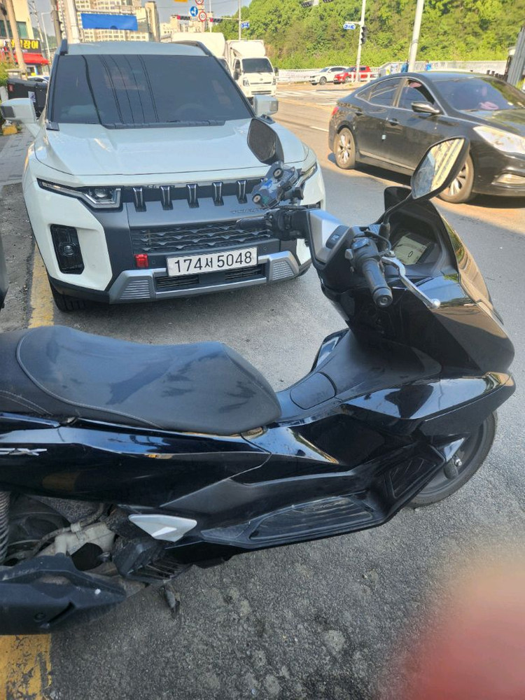 25년 PCX125 1만키로 미만 판매합니다. 이미지