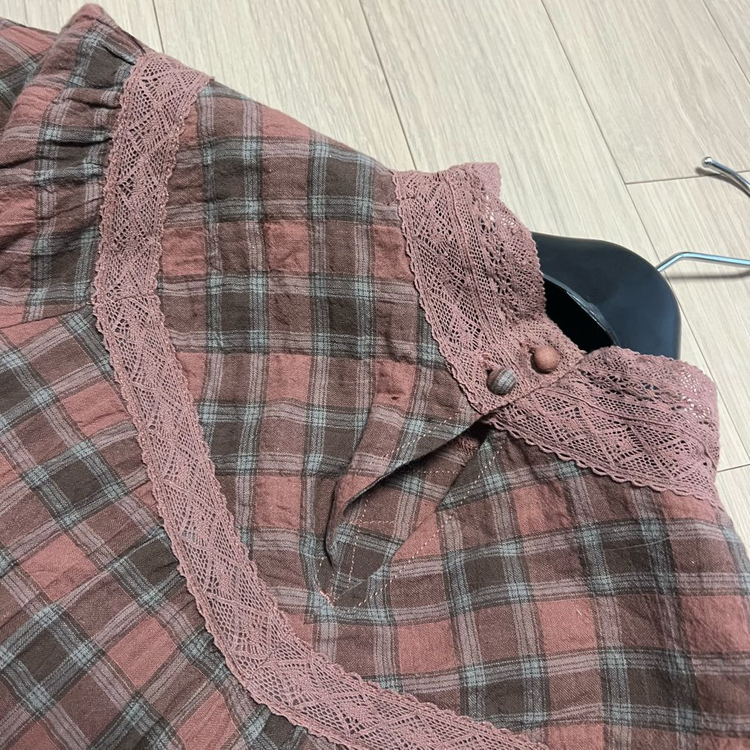 써스데이아일랜드 레이스 배색 아사면 체크 블라우스 핀턱 셔링 핑크브라운 이미지