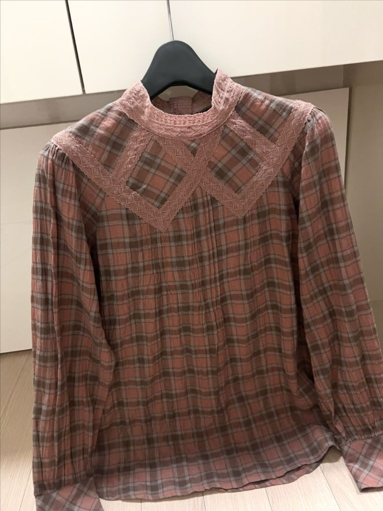써스데이아일랜드 레이스 배색 아사면 체크 블라우스 핀턱 셔링 핑크브라운 이미지