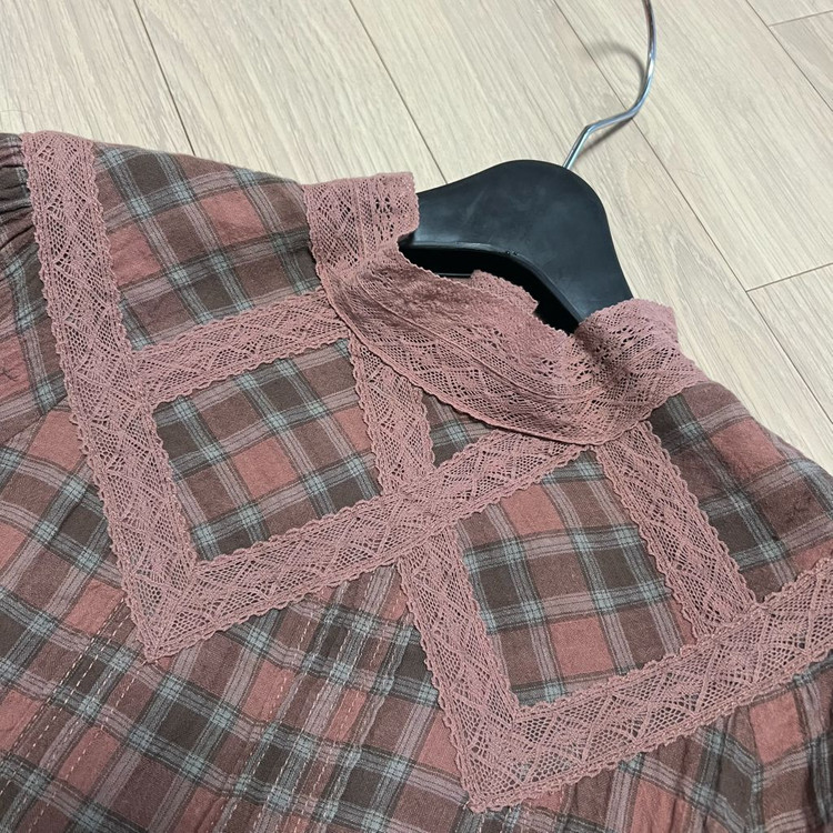 써스데이아일랜드 레이스 배색 아사면 체크 블라우스 핀턱 셔링 핑크브라운 이미지