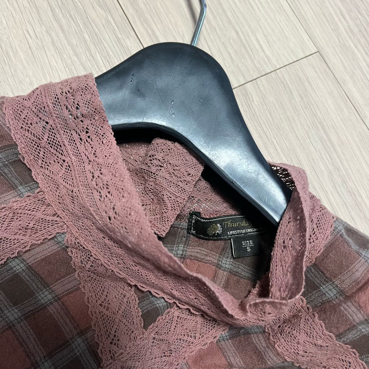 써스데이아일랜드 레이스 배색 아사면 체크 블라우스 핀턱 셔링 핑크브라운 이미지