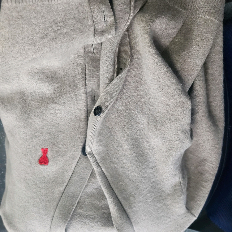 아미 스몰 하트 로고 울 가디건 베이지AMI de Coeur Wool Cardigan Beige 이미지