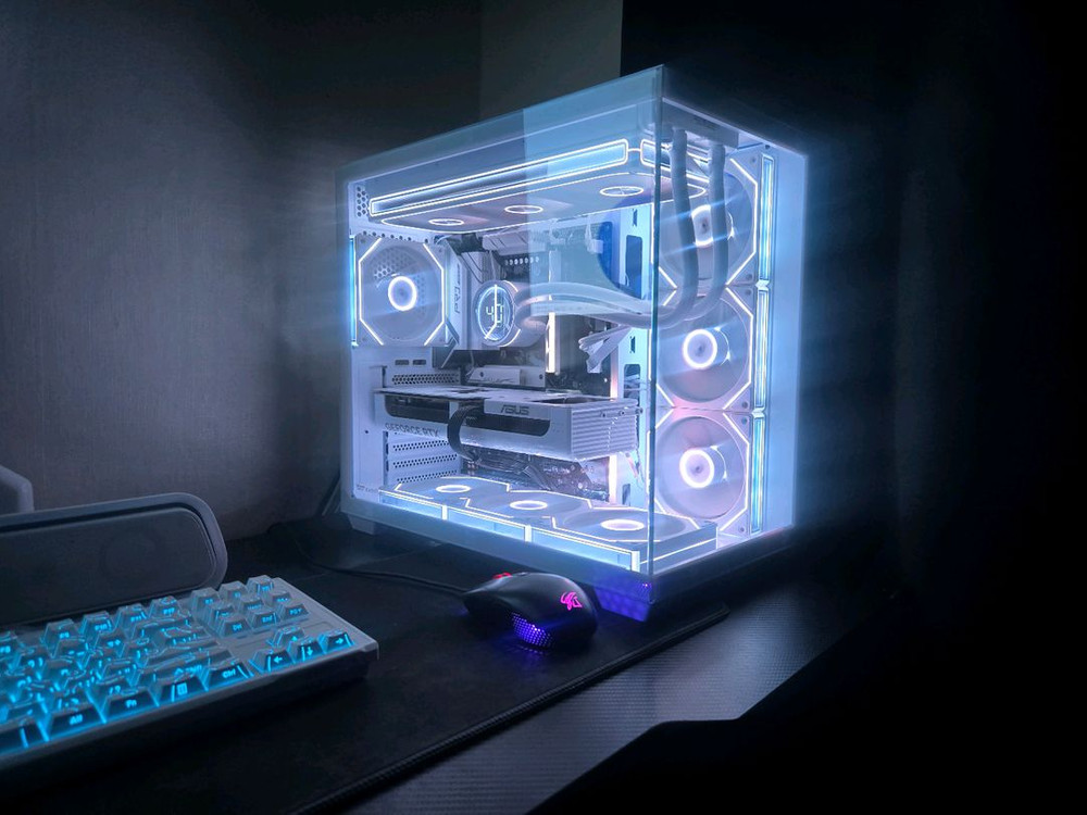 라이젠 7800X3D RTX 5070 32G 1TB 화이트 게이밍 컴퓨터 본체 이미지