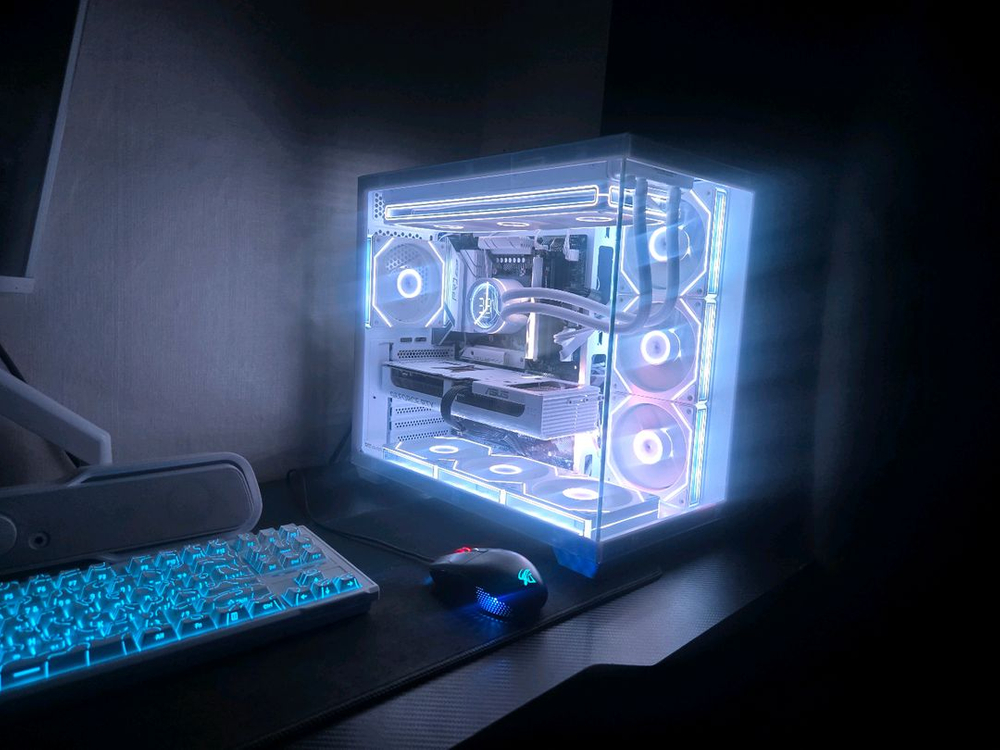 라이젠 7800X3D RTX 5070 32G 1TB 화이트 게이밍 컴퓨터 본체 이미지