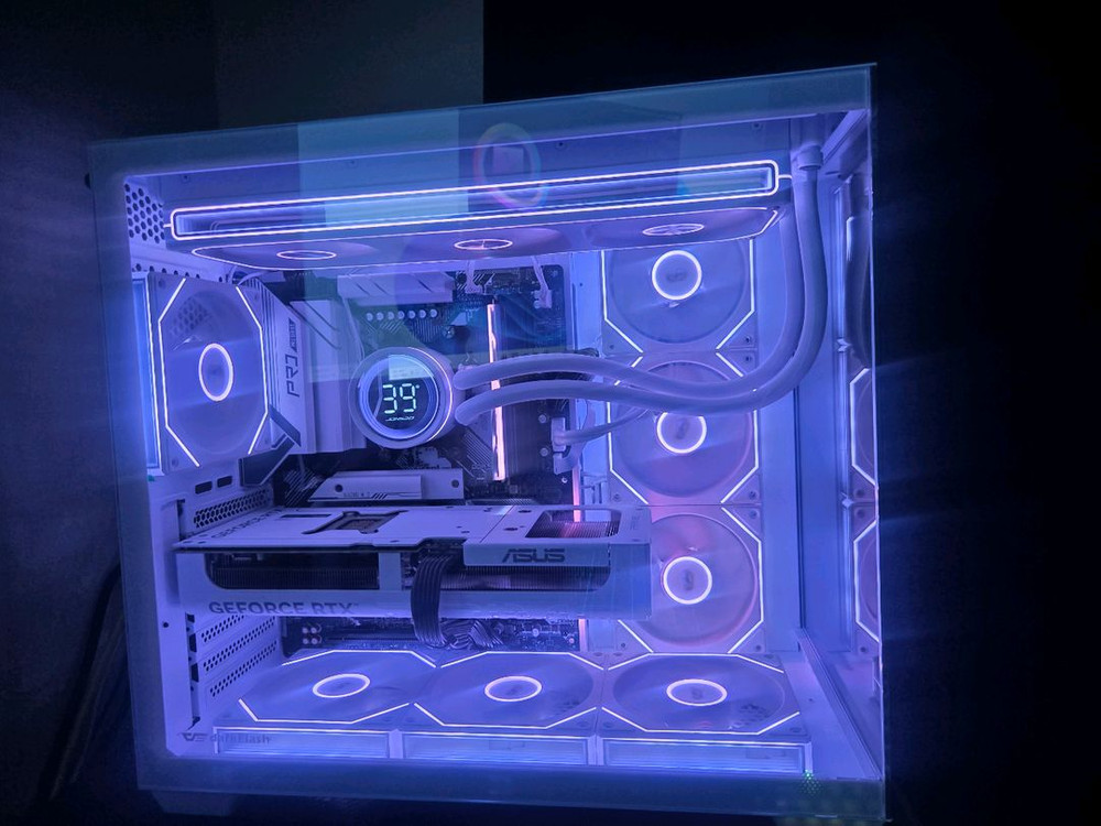 라이젠 7800X3D RTX 5070 32G 1TB 화이트 게이밍 컴퓨터 본체 이미지