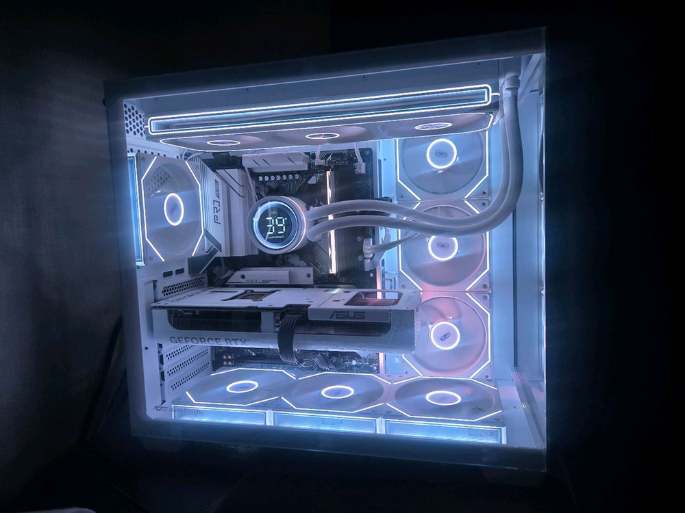 라이젠 7800X3D RTX 5070 32G 1TB 화이트 게이밍 컴퓨터 본체 이미지