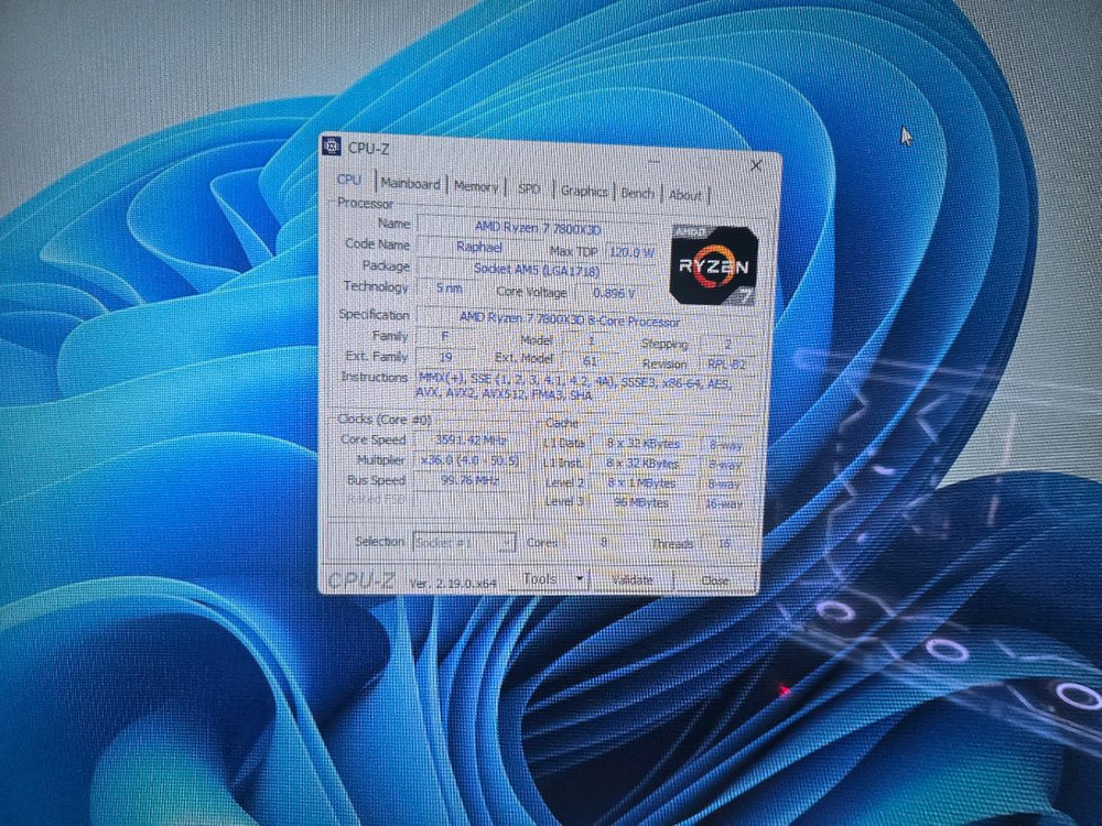 라이젠 7800X3D RTX 5070 32G 1TB 화이트 게이밍 컴퓨터 본체 이미지
