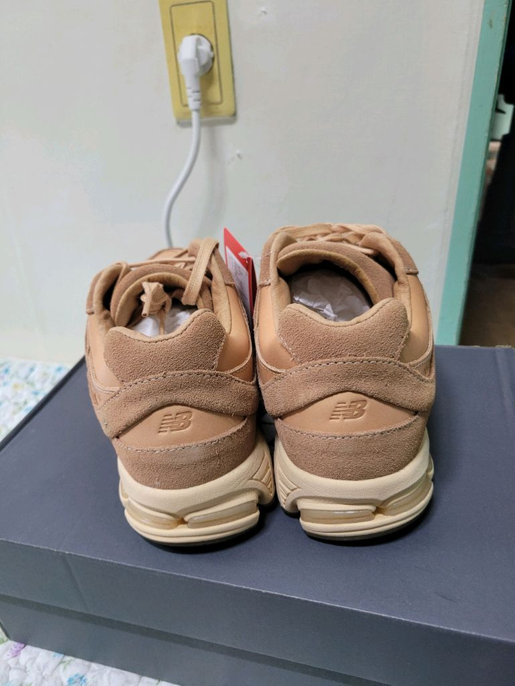 뉴발란스 2002R 브라운 240새상품 이미지