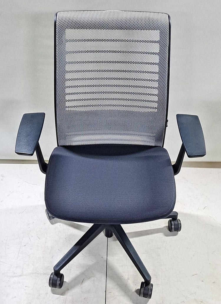 스틸케이스 씽크 V2 의자 (Steelcase Think V2 Chair 465A300) - 회색, 파손 이미지