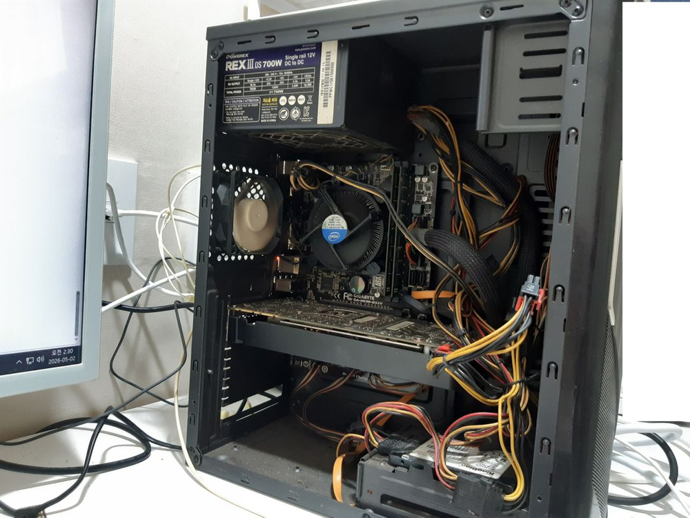 컴퓨터풀세트i7,16GBGTX1070삼성32인치모니터,180GB+마우스,패드+키보드30만원 이미지