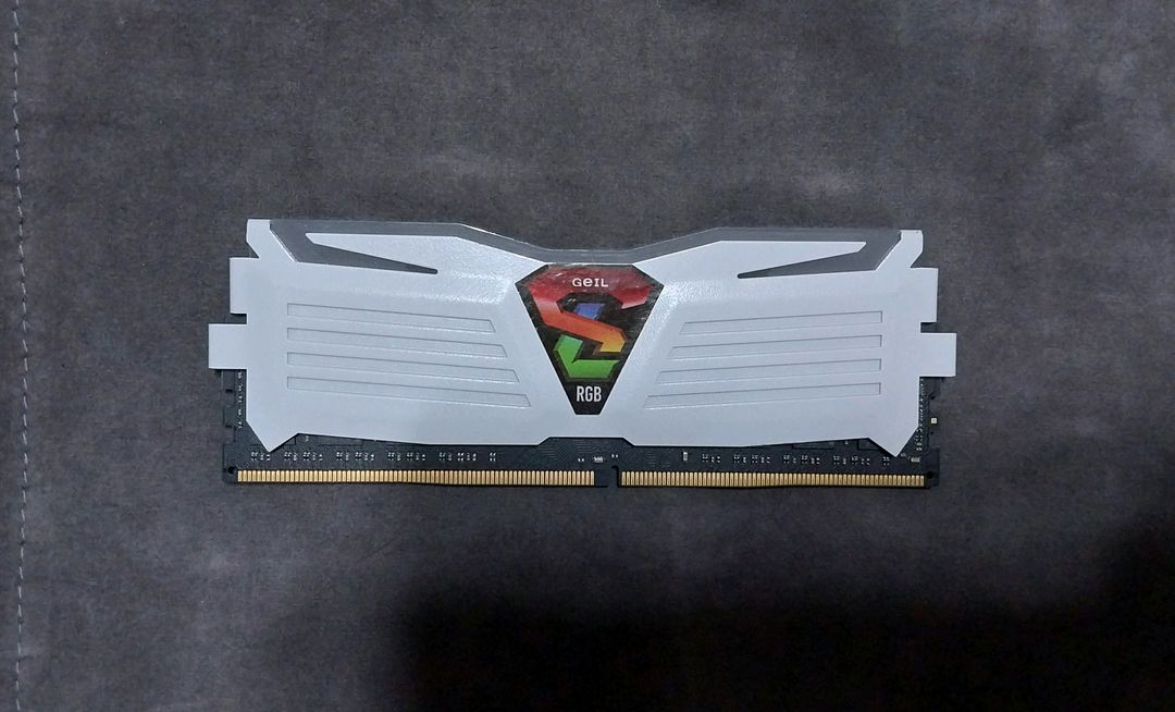 GeIL DDR4 2400 8GB RGB 이미지